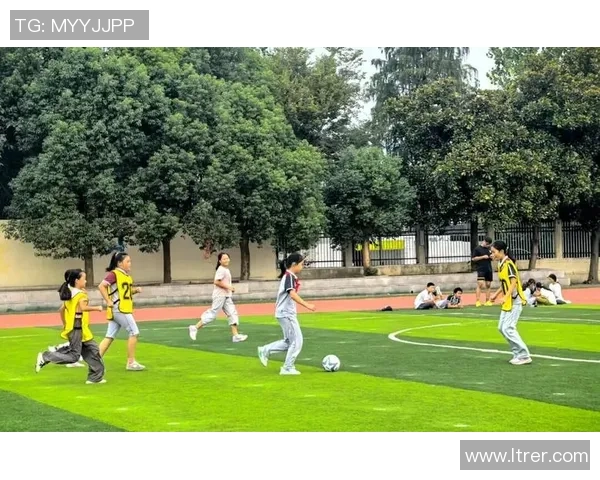 从草地到绿茵场：球星童年照片见证梦想的起航